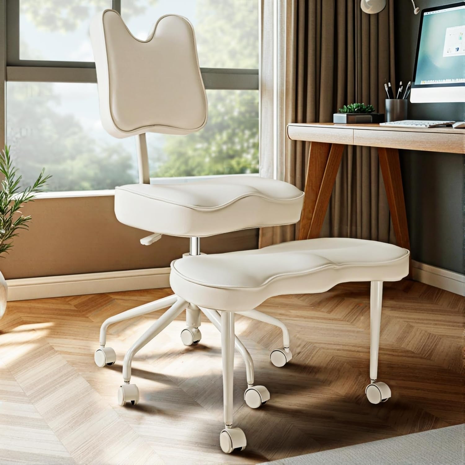 Cadeira ergonômica com pernas cruzadas para o escritório em casa